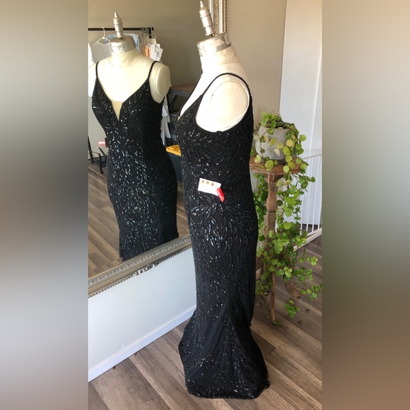 Mac Duggal Black Sequin V-Neck Floor Length Style number 5107 Size 8 - Picture 4 of 9